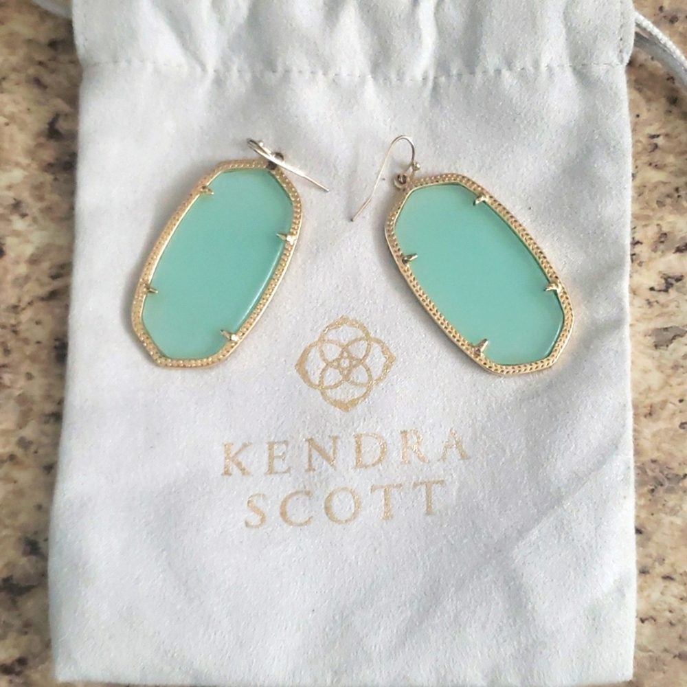 Kendra Scott earrings. Bag comes with this